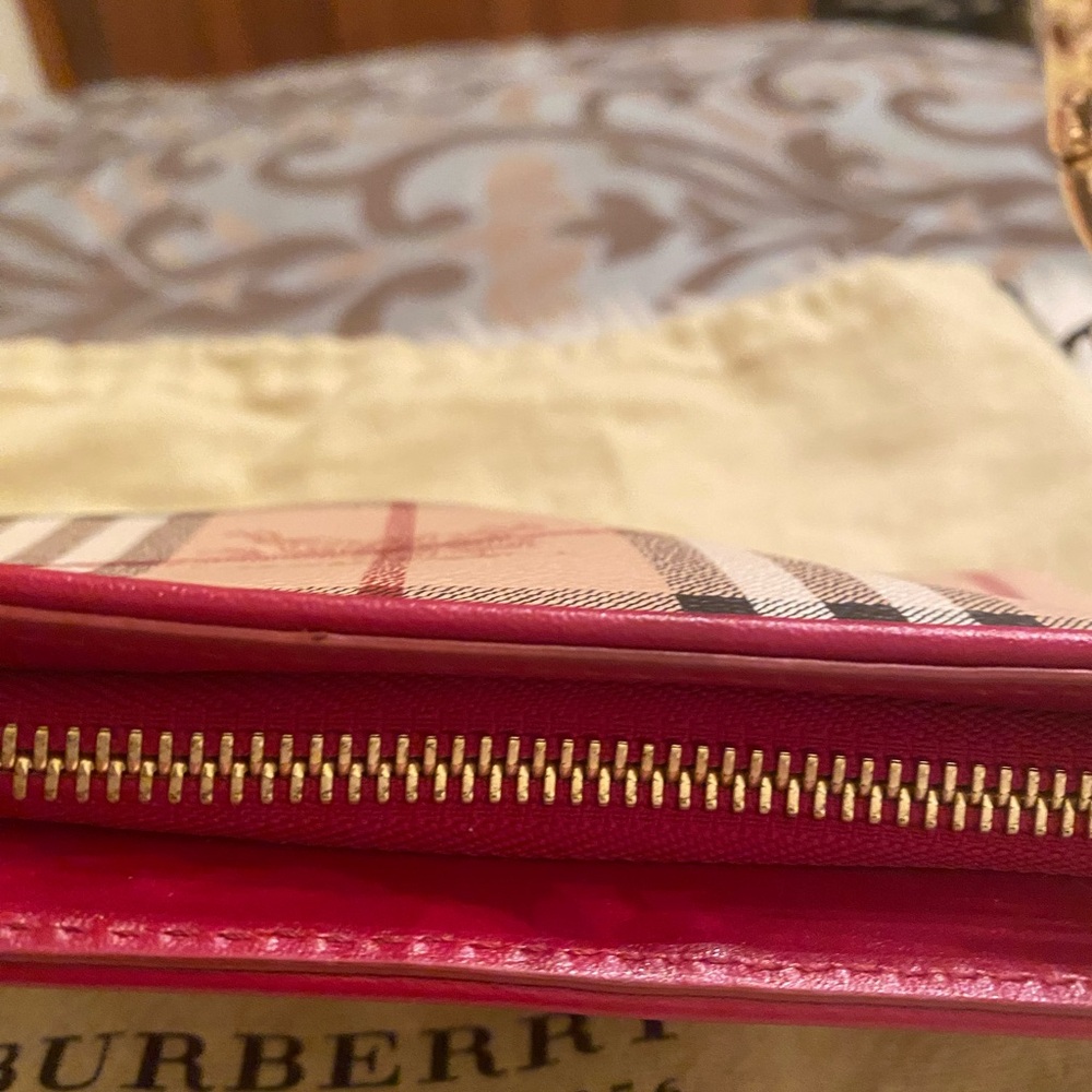 Burberry Haymaker Wristlet w/ Gold Chain COA - Picture 7 of 11